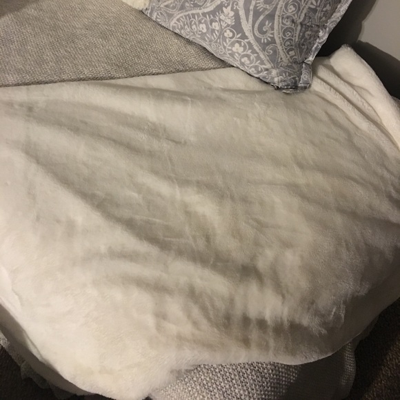 Other White Fuzzy Throw Blanket Poshmark Classy White Fuzzy Throw Blanket Other White Fuzzy Throw Blanket Poshmark Classy White Fuzzy Throw Blanket